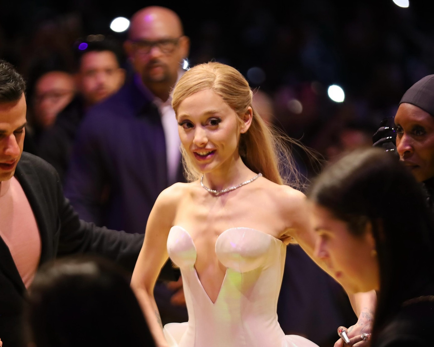 Ariana Grande tại buổi công chiếu phim Wicked tại Mexico.