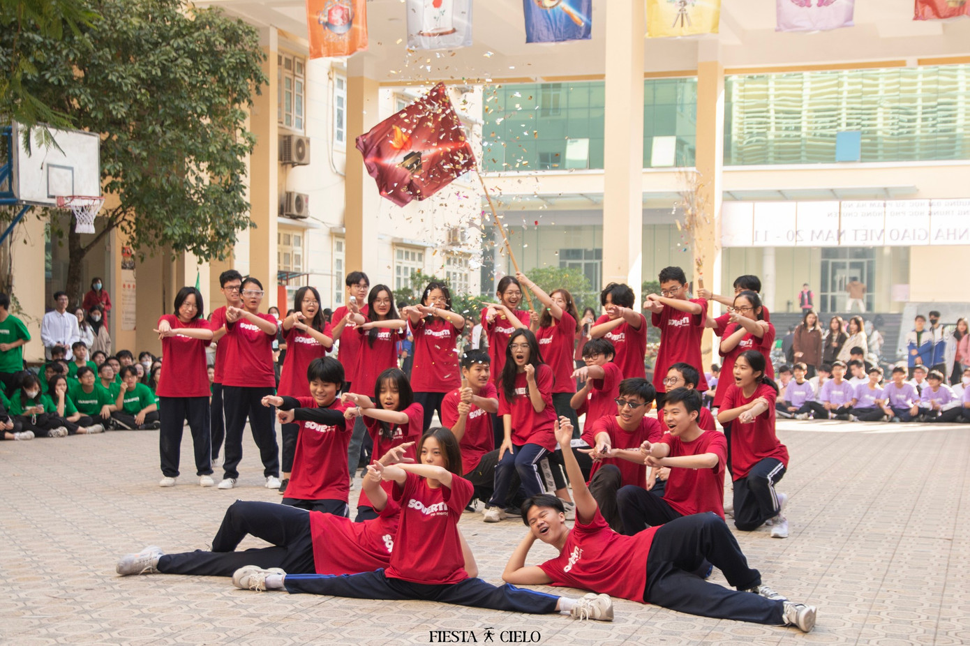 Tổ chức thành công sàn đấu vũ đạo lớn nhất Chuyên Sư Phạm - Flashmob Day. Ảnh: Trường THPT chuyên Đại học Sư phạm
