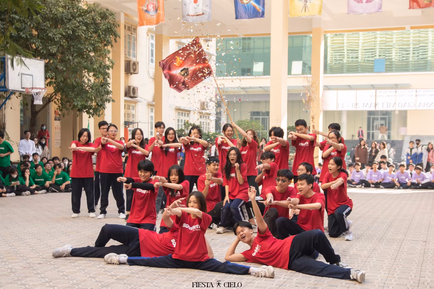 Tổ chức thành công sàn đấu vũ đạo lớn nhất Chuyên Sư Phạm - Flashmob Day. Ảnh: Trường THPT chuyên Đại học Sư phạm