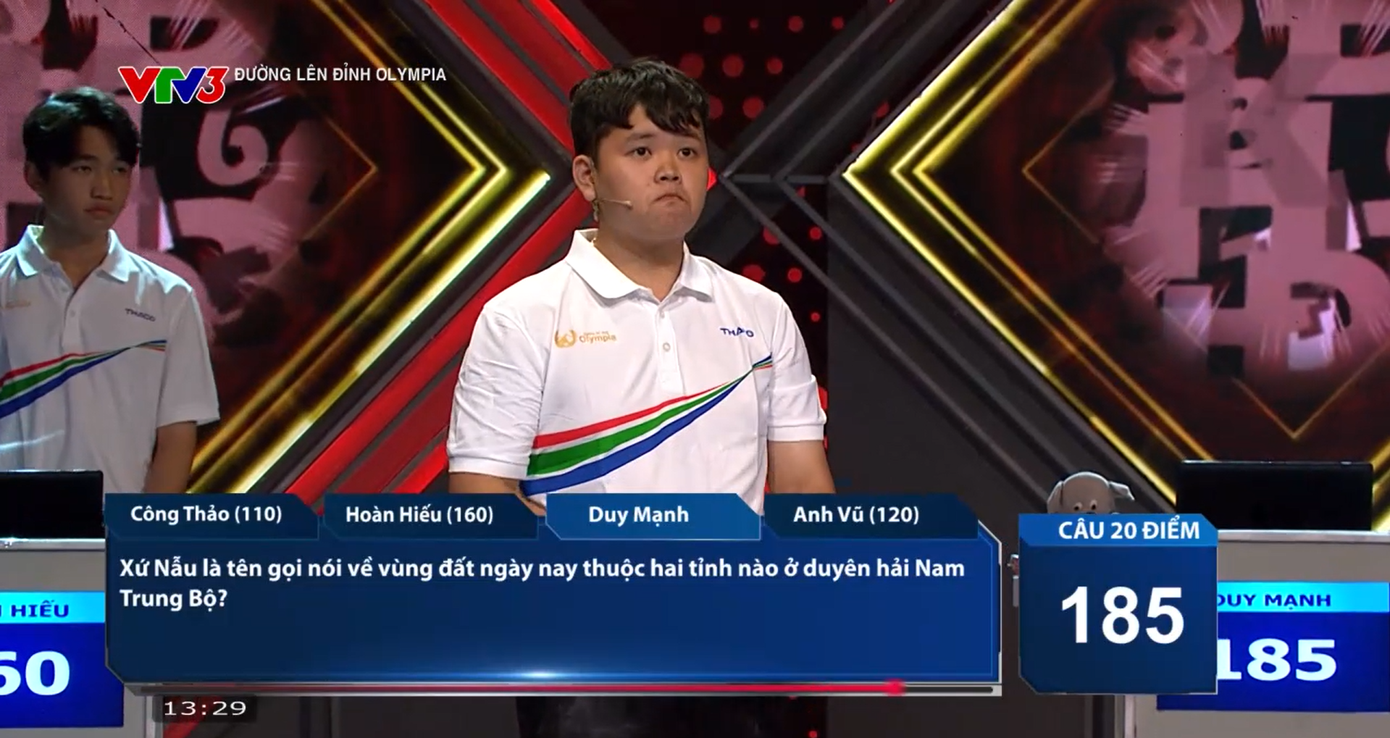 Duy Mạnh ghi thêm điểm nhờ nhấn chuông trả lời câu hỏi của các thí sinh còn lại.