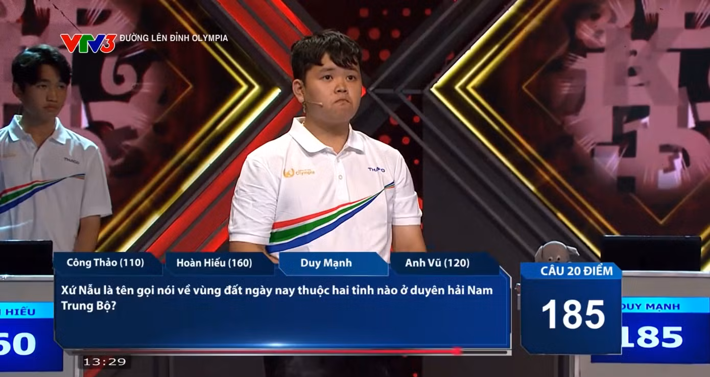 Duy Mạnh ghi thêm điểm nhờ nhấn chuông trả lời câu hỏi của các thí sinh còn lại.