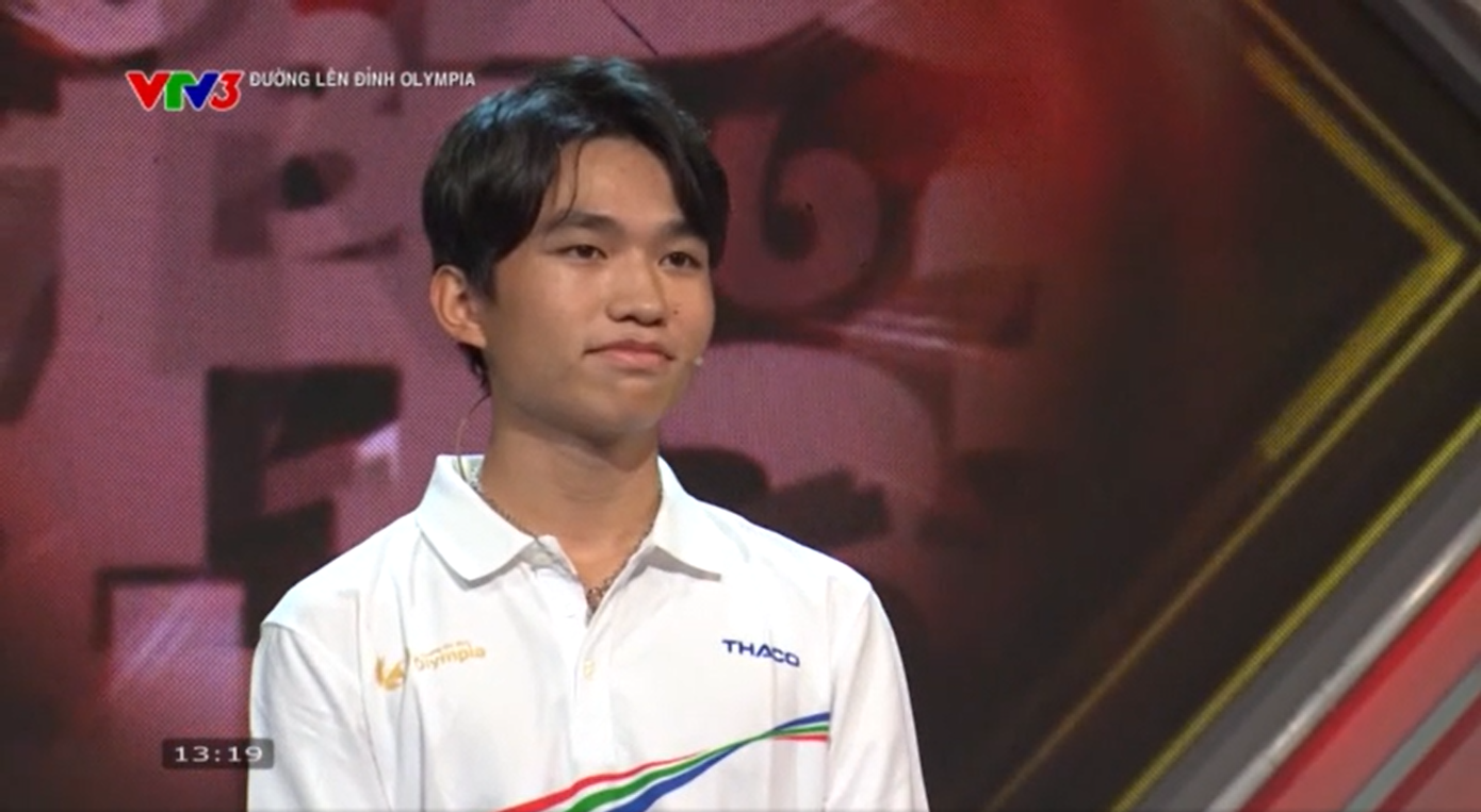 Hoàn Hiếu là người nhấn chuông nhanh nhất phần thi Vượt chướng ngại vật.