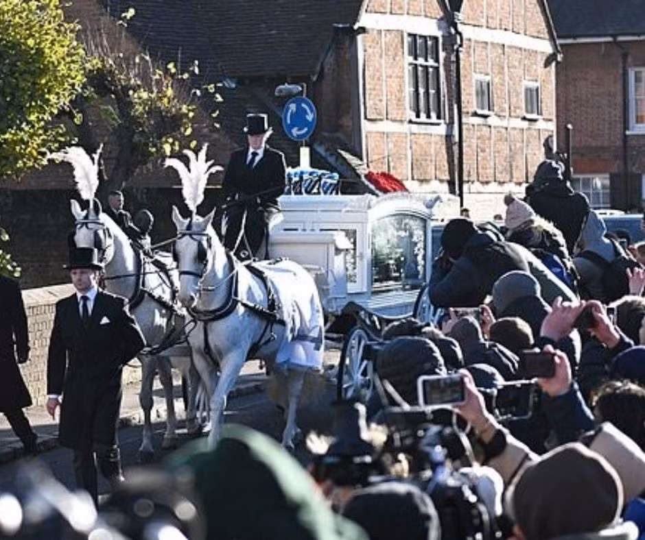Nhiều người hâm mộ xuất hiện tại đám tang.