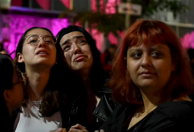 Người hâm mộ không kìm được cảm xúc khi đứng trước khách sạn Liam ở. Người hâm mộ không kìm được cảm xúc khi đứng trước khách sạn Liam ở.