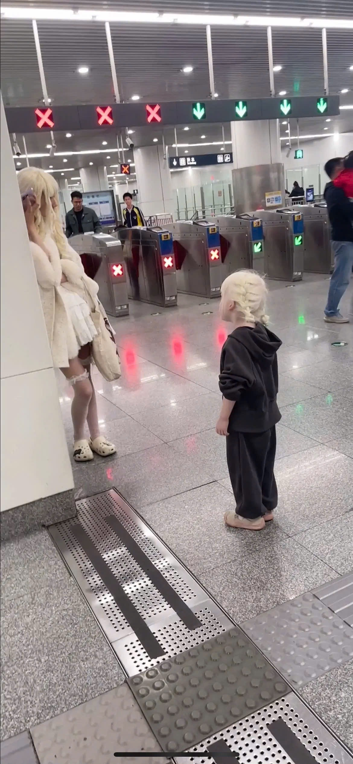 Cô bé bị thu hút bởi mái tóc giả sáng màu của các cosplayer và tiến tới bắt chuyện.