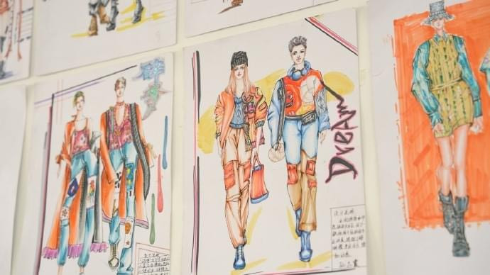 Nữ sinh 17 tuổi tiết lộ ứng dụng Toán học vào đam mê thiết kế thời trang, cho biết cảm hứng thiết kế của cô cũng đến từ những khái niệm Toán học. Nguồn: Xiaohongshu