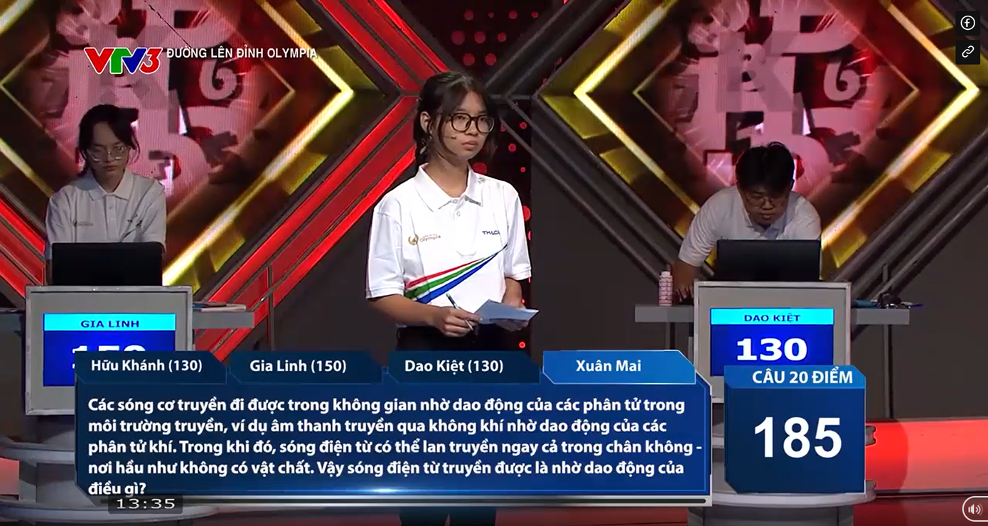 Xuân Mai là thí sinh đầu tiên bước vào phần thi Về đích. Xuân Mai là thí sinh đầu tiên bước vào phần thi Về đích.