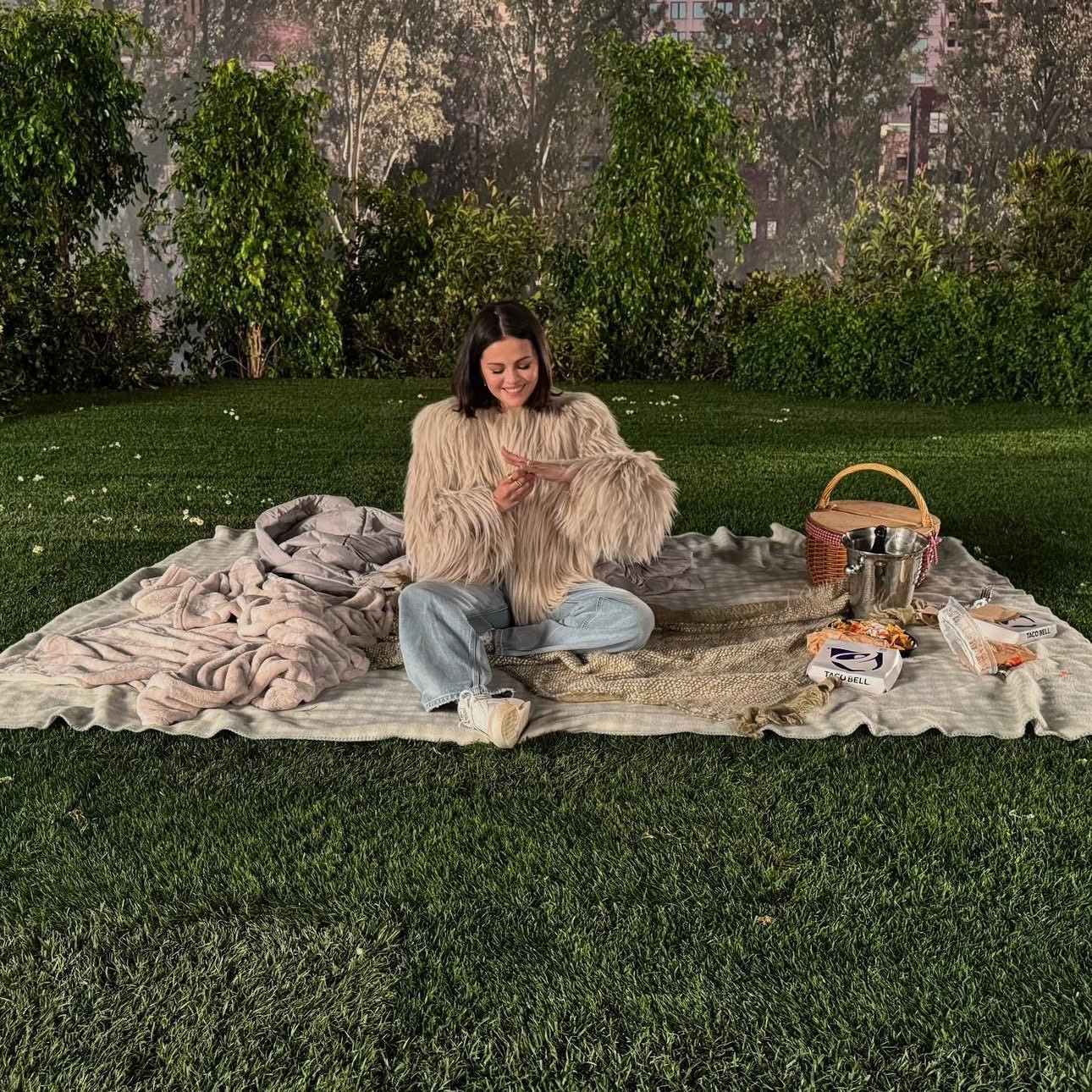 Selena đăng ảnh tại bữa tiệc đính hôn. Selena đăng ảnh tại bữa tiệc đính hôn.