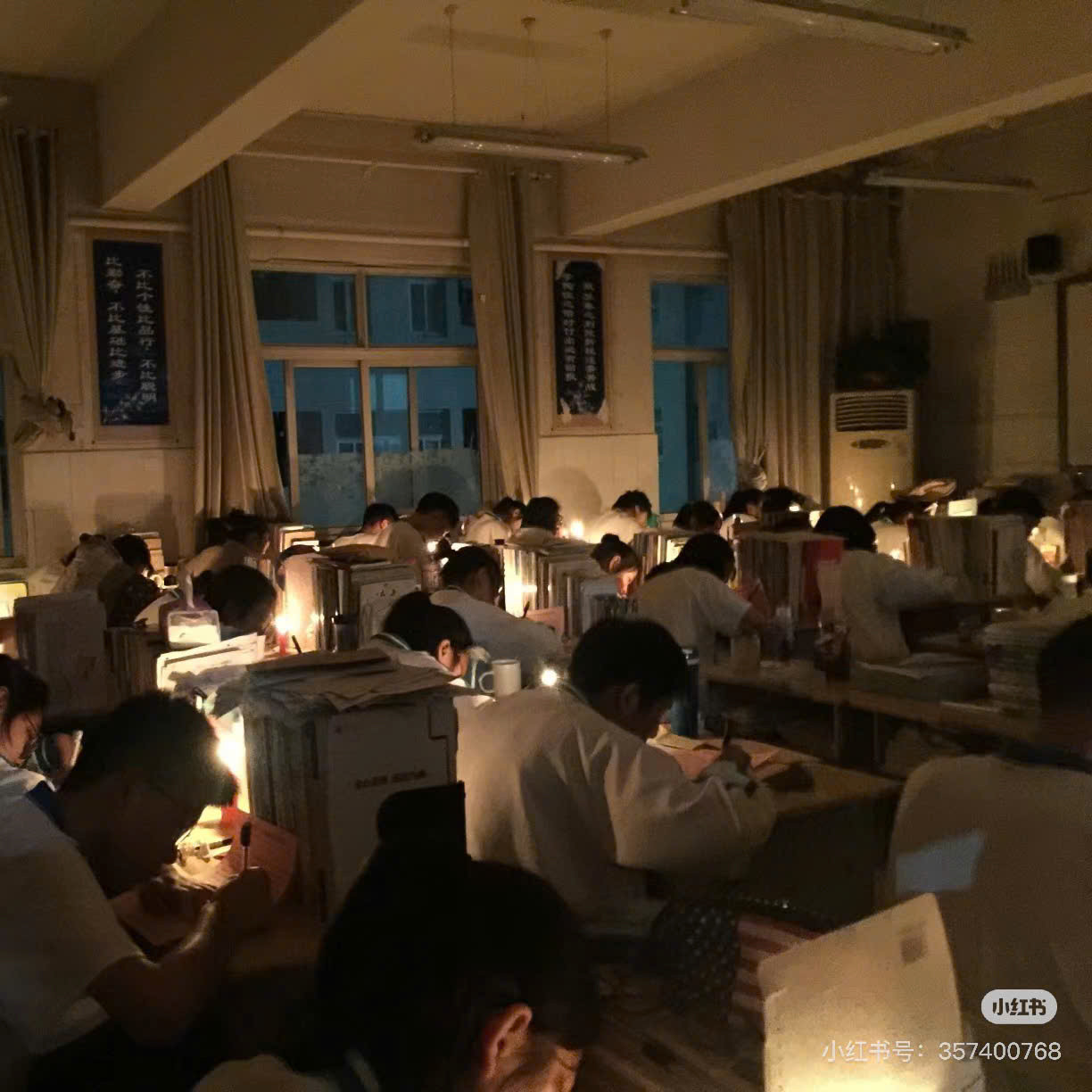 Sĩ tử vẫn miệt mài ôn tập đến tận nửa đêm ngay cả khi mất điện. Nguồn: Xiaohongshu