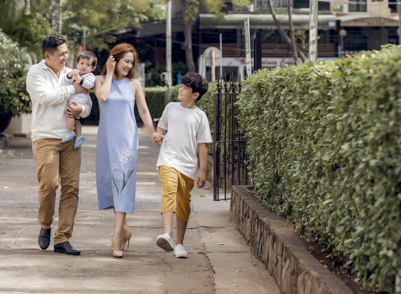 Bên cạnh vẻ ngoài điển trai, Cà Phê còn được mọi người xung quanh nhận xét là ngoan ngoãn, lễ phép và hiền lành. Ở nhà, cậu có lối sống tự lập và biết chăm sóc em trai (Cu Tết), đỡ đần công việc cho bố mẹ.