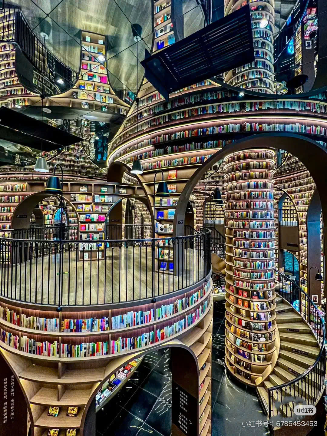 Khách hàng không chỉ đơn thuần đến để mua sách mà còn để trải nghiệm không gian nghệ thuật. Ảnh: Xiaohongshu Khách hàng không chỉ đơn thuần đến để mua sách mà còn để trải nghiệm không gian nghệ thuật. Ảnh: Xiaohongshu