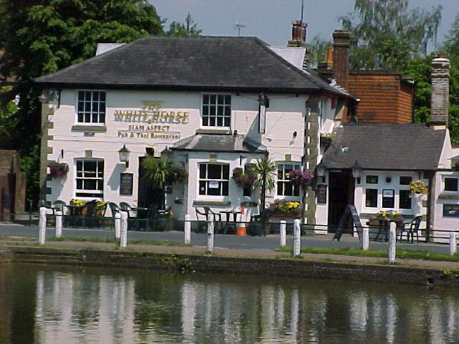 Ngôi nhà White Horse nổi tiếng nằm im lìm trước dòng sông trong mát