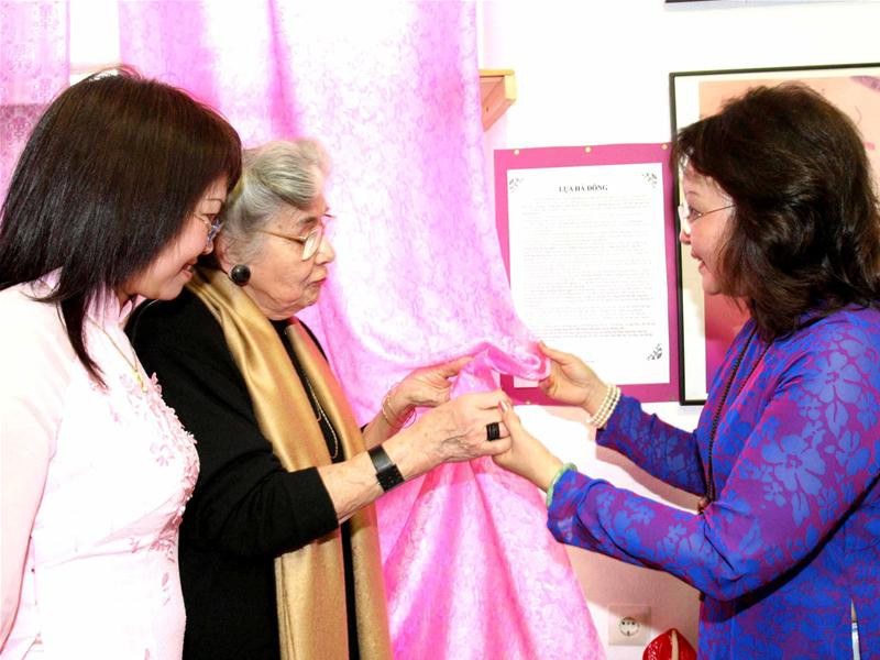 Giới thiệu lụa Hà Đông với bạn bè quốc tế