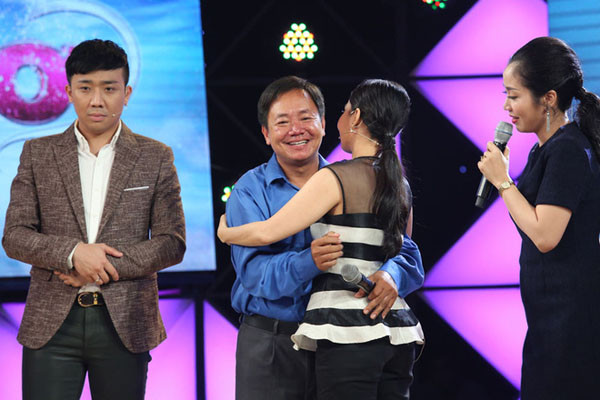 Khóc rưng rức với người cha nuôi 2 con teo não vẫn ‘Hát mãi ước mơ’ ảnh 4