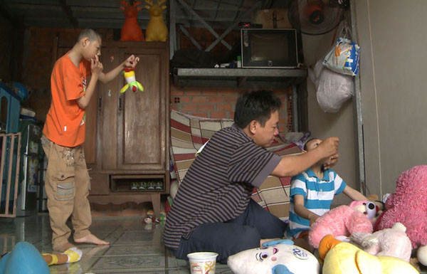 Khóc rưng rức với người cha nuôi 2 con teo não vẫn ‘Hát mãi ước mơ’ ảnh 2