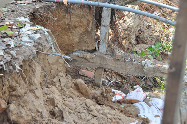 Lở sâu trên Sông Tiền, nhà cửa chực chờ bị nuốt trọn ảnh 3