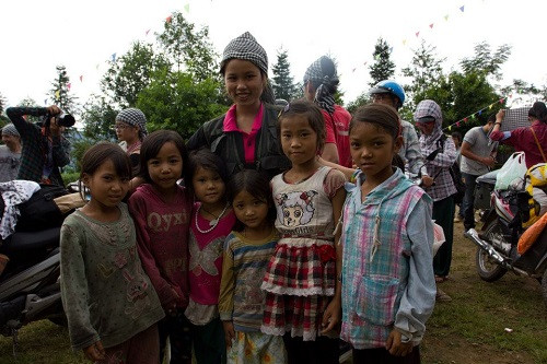 Phượt thủ bị trẻ em giật đồ khi đổ đèo: Quá nguy hiểm ảnh 2