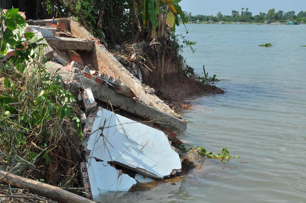 Lở sâu trên Sông Tiền, nhà cửa chực chờ bị nuốt trọn ảnh 7