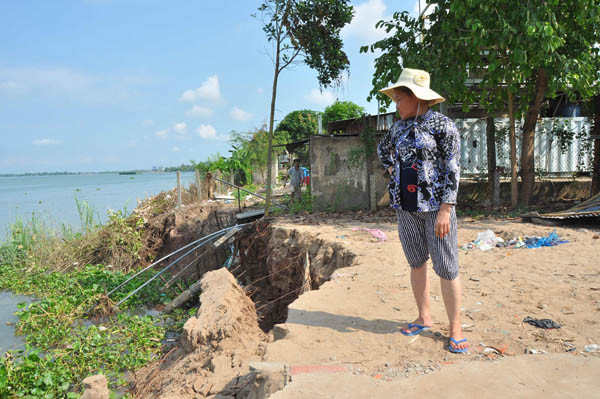 Lở sâu trên Sông Tiền, nhà cửa chực chờ bị nuốt trọn ảnh 2