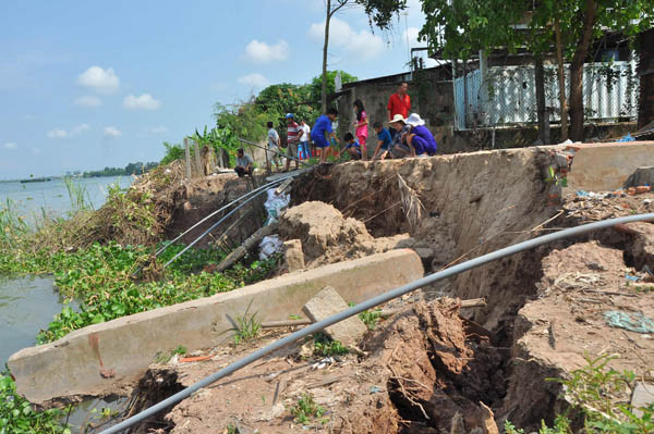 Lở sâu trên Sông Tiền, nhà cửa chực chờ bị nuốt trọn ảnh 6