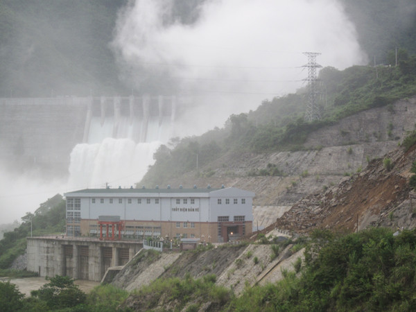Hai ngày qua, Thuỷ điện bản Vẻ phải vận hành máy phát điện, xả lũ, giảm áp lực lũ thượng nguồn sông Nậm Nơn