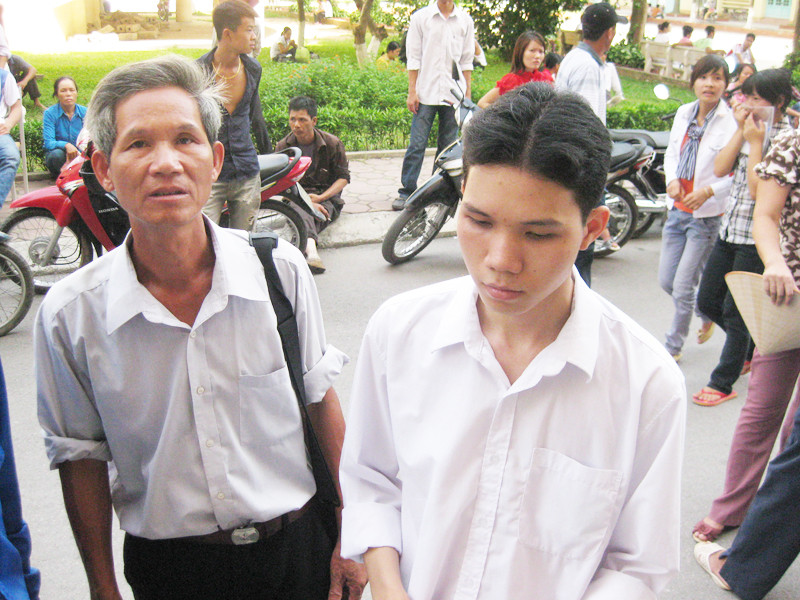 Hai bố con Hoàng Minh Quang đi làm thủ tục sáng 8-7 tại ĐHSP Hà Nội. Ảnh: Đỗ Hợp . Hai bố con Hoàng Minh Quang đi làm thủ tục sáng 8-7 tại ĐHSP Hà Nội. Ảnh: Đỗ Hợp