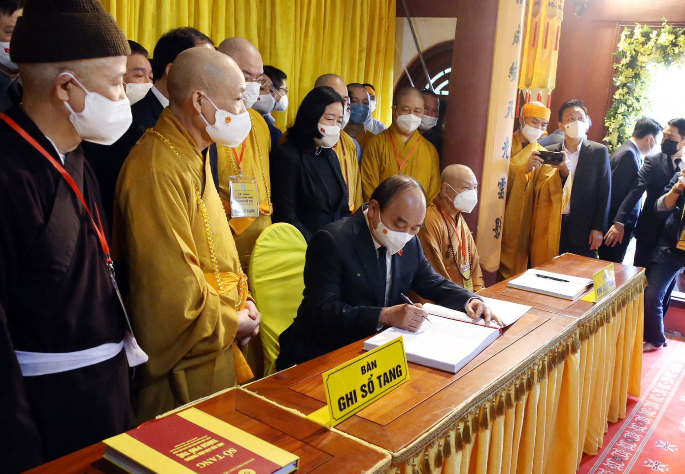 Chủ tịch nước Nguyễn Xuân Phúc ghi sổ tang. Ảnh: Kiên Phạm
