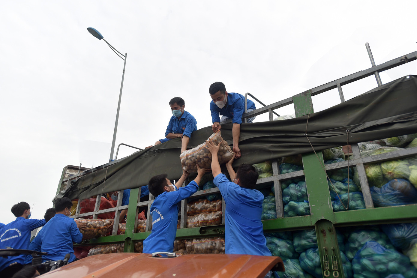 Thanh niên tình nguyện hỗ trợ vận chuyển nông sản của tỉnh Lào Cai ủng hộ Hà Nội trong thời gian giãn cách xã hội chống dịch COVID-19. Ảnh: KHÁNH PHẠM