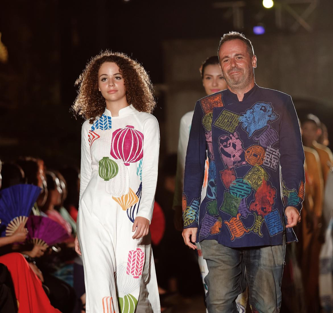 NTK Diego Chula và con gái Carmen trình diễn trong show thời trang cuối cùng- “Áo dài của chúng ta” tại Văn Miếu, Hà Nội 4/2021 NTK Diego Chula và con gái Carmen trình diễn trong show thời trang cuối cùng- “Áo dài của chúng ta” tại Văn Miếu, Hà Nội 4/2021