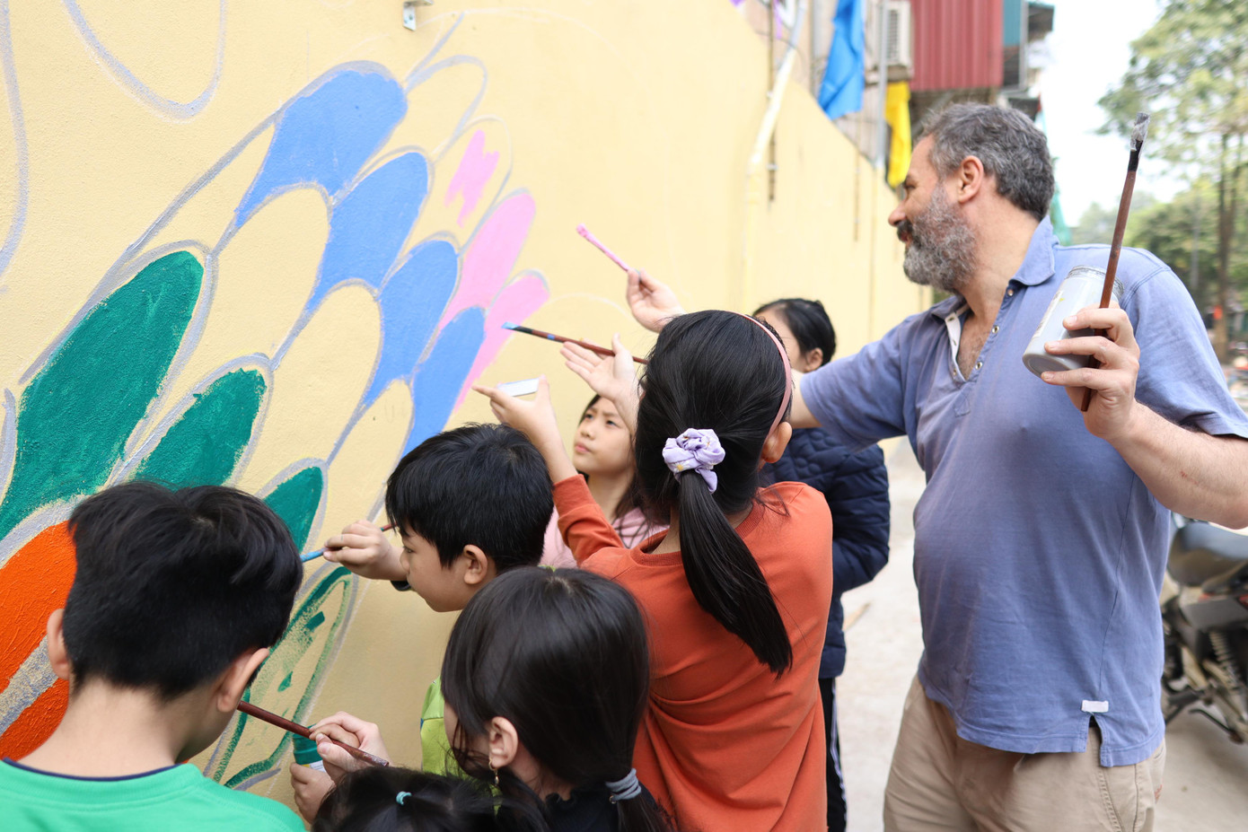 Diego cùng đám trẻ vẽ tranh tường cho không gian công cộng Phúc Tân. Diego cùng đám trẻ vẽ tranh tường cho không gian công cộng Phúc Tân.