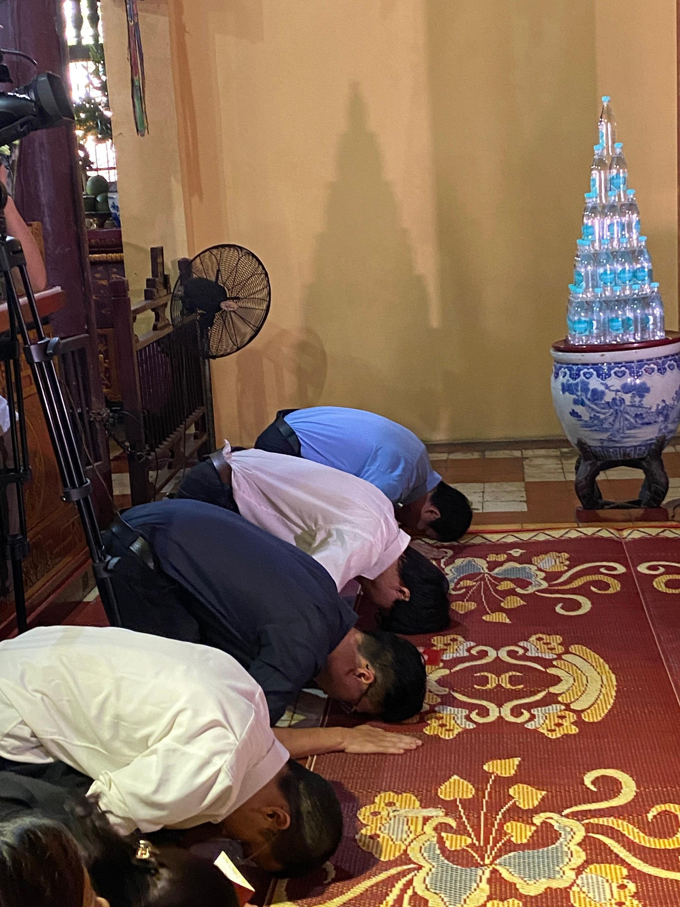 Nhóm tác giả "Thích Ca Mâu Chí" quỳ sám hối tại chùa Quán Sứ. Ảnh: Phật Sự Online Nhóm tác giả "Thích Ca Mâu Chí" quỳ sám hối tại chùa Quán Sứ. Ảnh: Phật Sự Online