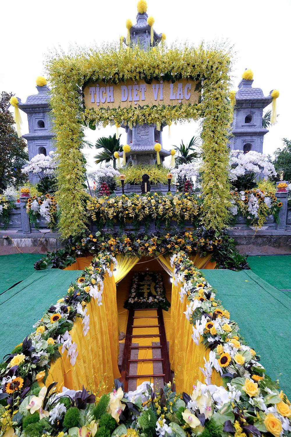 Bảo tháp đặt kim quan của Đức Pháp chủ