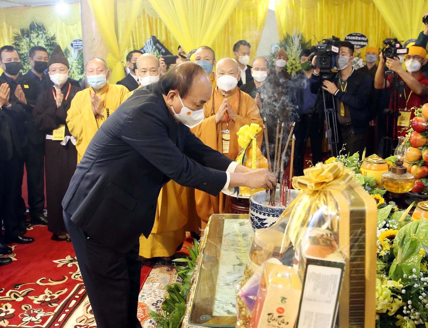 Chủ tịch nước Nguyễn Xuân Phúc dâng hương, viếng giác linh Đức Pháp chủ. Ảnh: Kiên Phạm