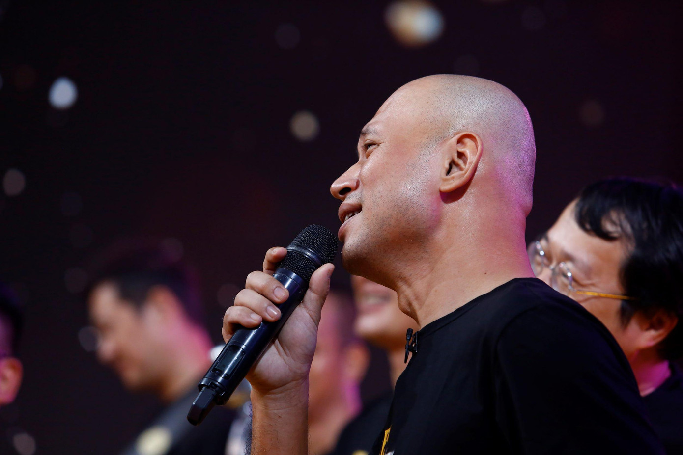 Long Vũ hát trong "Cuộc hẹn cuối tuần"