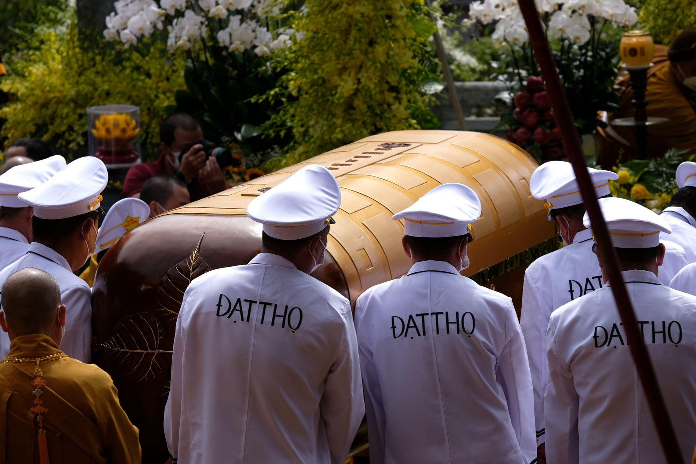 Kim quan của Ngài chuẩn bị được đưa xuống Bảo tháp