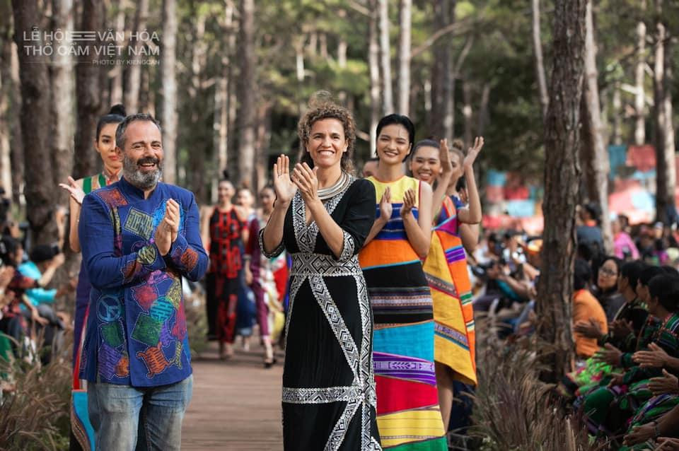 Vợ chồng Diego Chula tại Lễ hội Văn hóa Thổ cẩm Việt Nam năm 2020 Vợ chồng Diego Chula tại Lễ hội Văn hóa Thổ cẩm Việt Nam năm 2020
