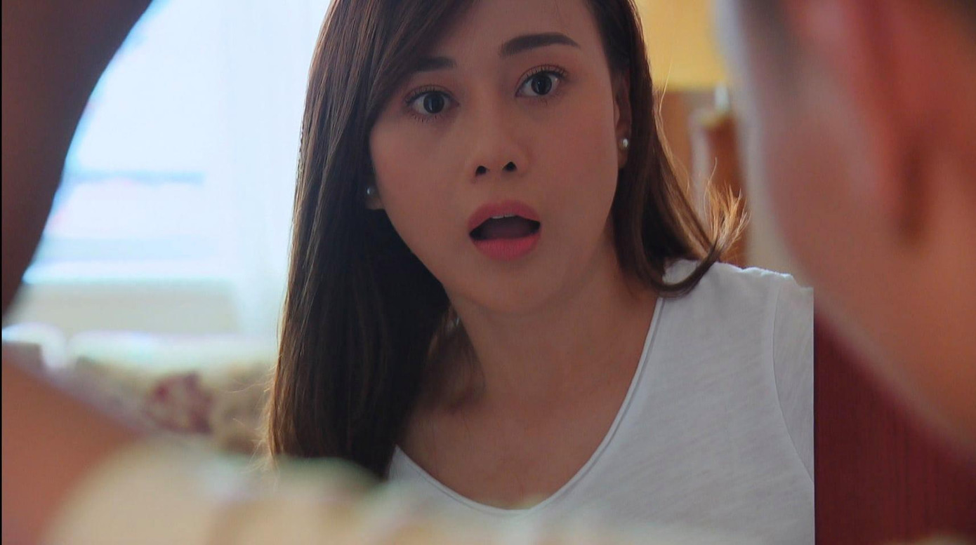 Nam giật mình khi thấy Long xuất hiện đúng lúc cô nghĩ tới chuyện thử thai