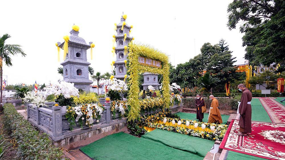 Bảo tháp đặt kim quan Đức Pháp chủ đặt trong khuôn viên Tổ đình Viên Minh