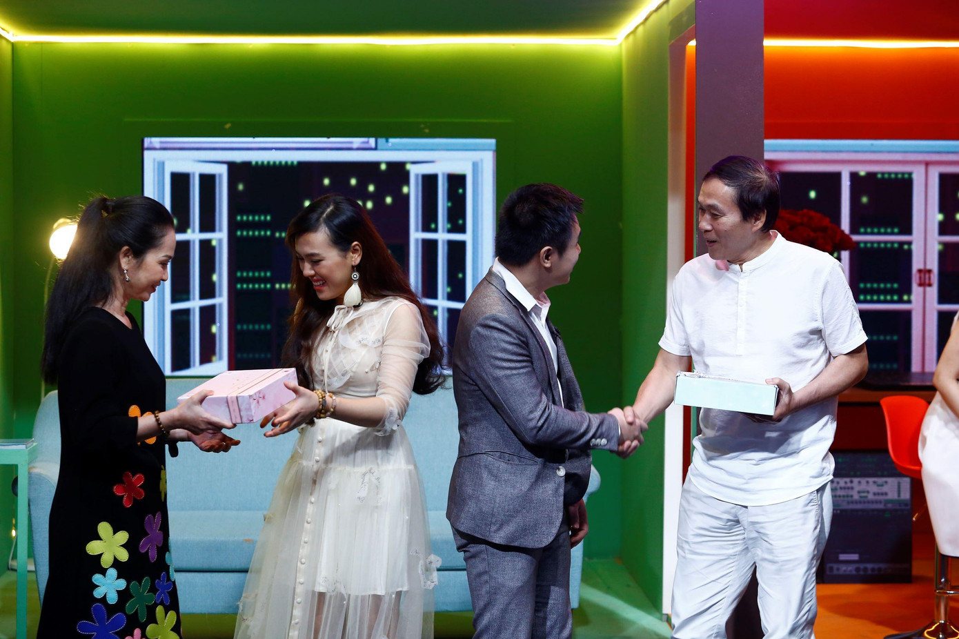 Vợ chồng NSND Lan Hương tư vấn cho đôi vợ chồng trẻ xoa dịu những tổn thương Vợ chồng NSND Lan Hương tư vấn cho đôi vợ chồng trẻ xoa dịu những tổn thương