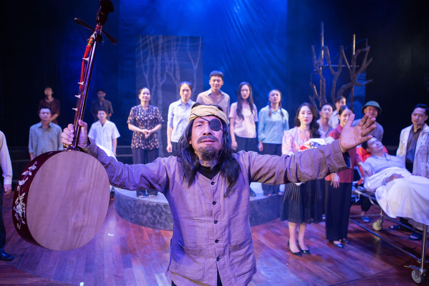 NSƯT Quang Thắng trong vở "Làng Song sinh" NSƯT Quang Thắng trong vở "Làng Song sinh"