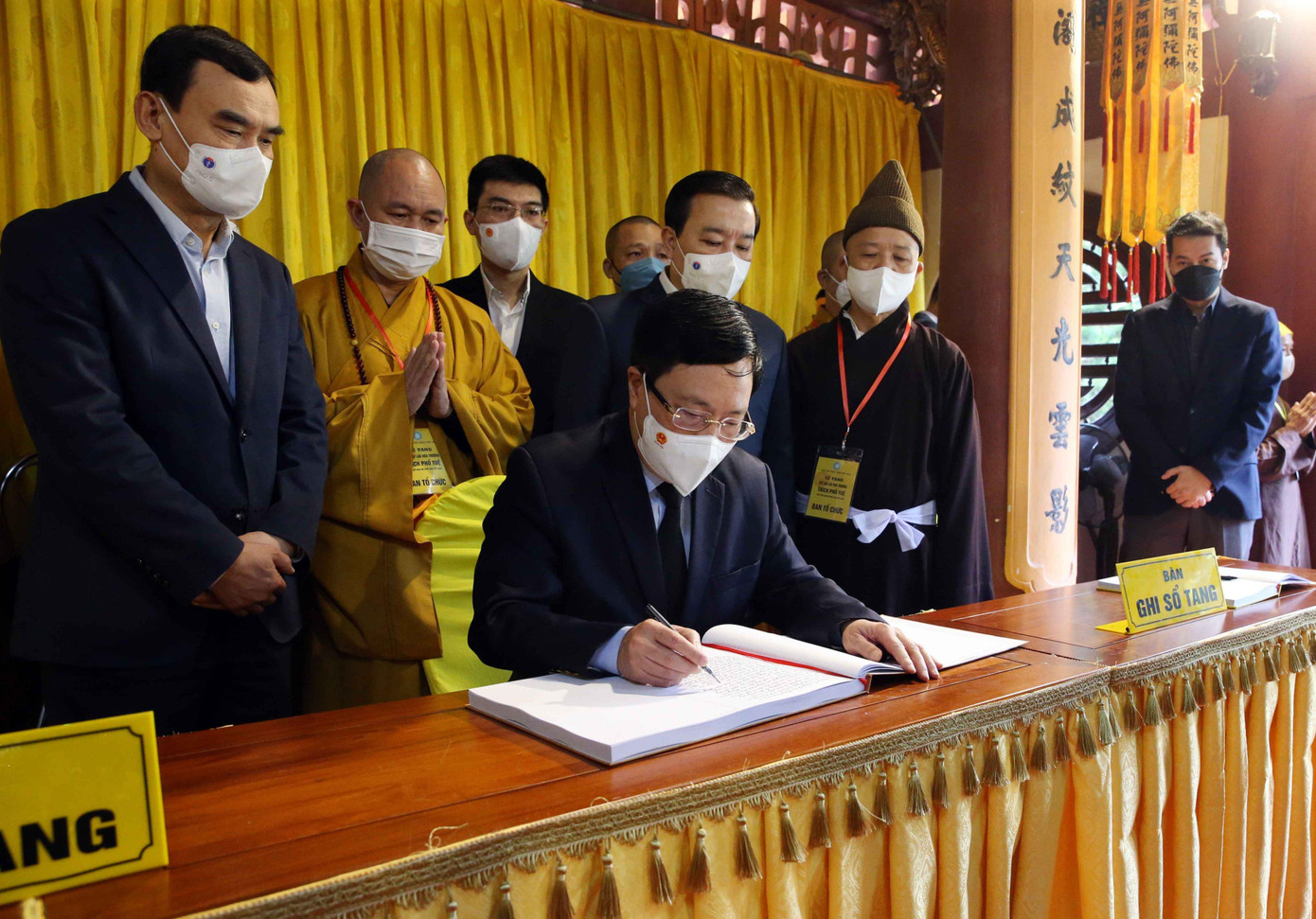 Phó Thủ tướng Phạm Bình Minh ghi sổ tang tại Tổ đình Viên Minh. Ảnh: Kiên Phạm