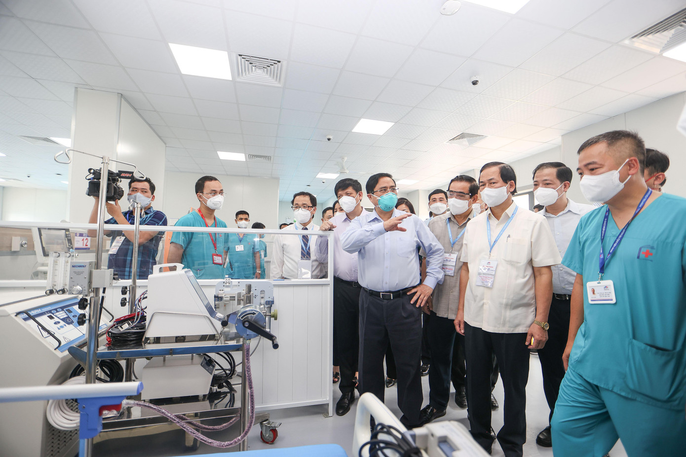 Thủ tướng Phạm Minh Chính cùng đoàn công tác thị sát hoạt động của bệnh viện dã chiến điều trị bệnh nhân COVID-19 ở quận Hoàng Mai. Ảnh: NGUYỄN KHÁNH