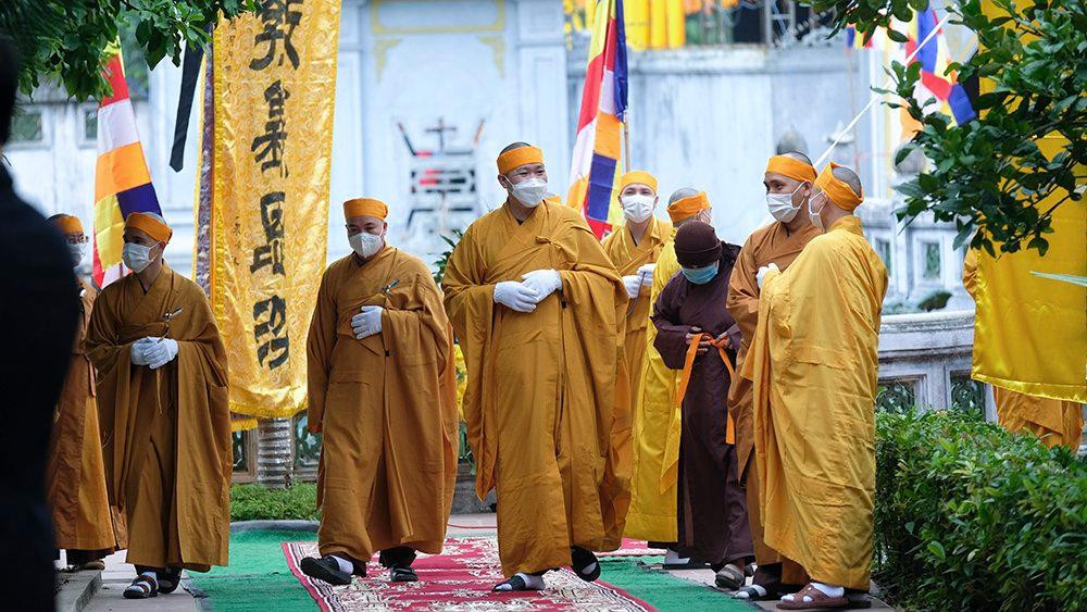 Y phục trang nghiêm trước giờ tưởng niệm Đại lão hòa thượng