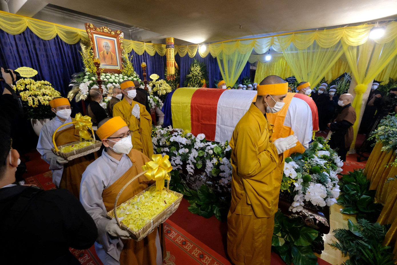 Đoàn hộ tống kim quan trước giờ truy điệu