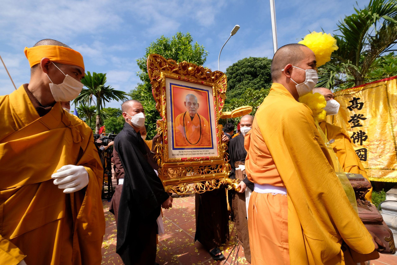 Rước di ảnh của ngài ra Bảo tháp