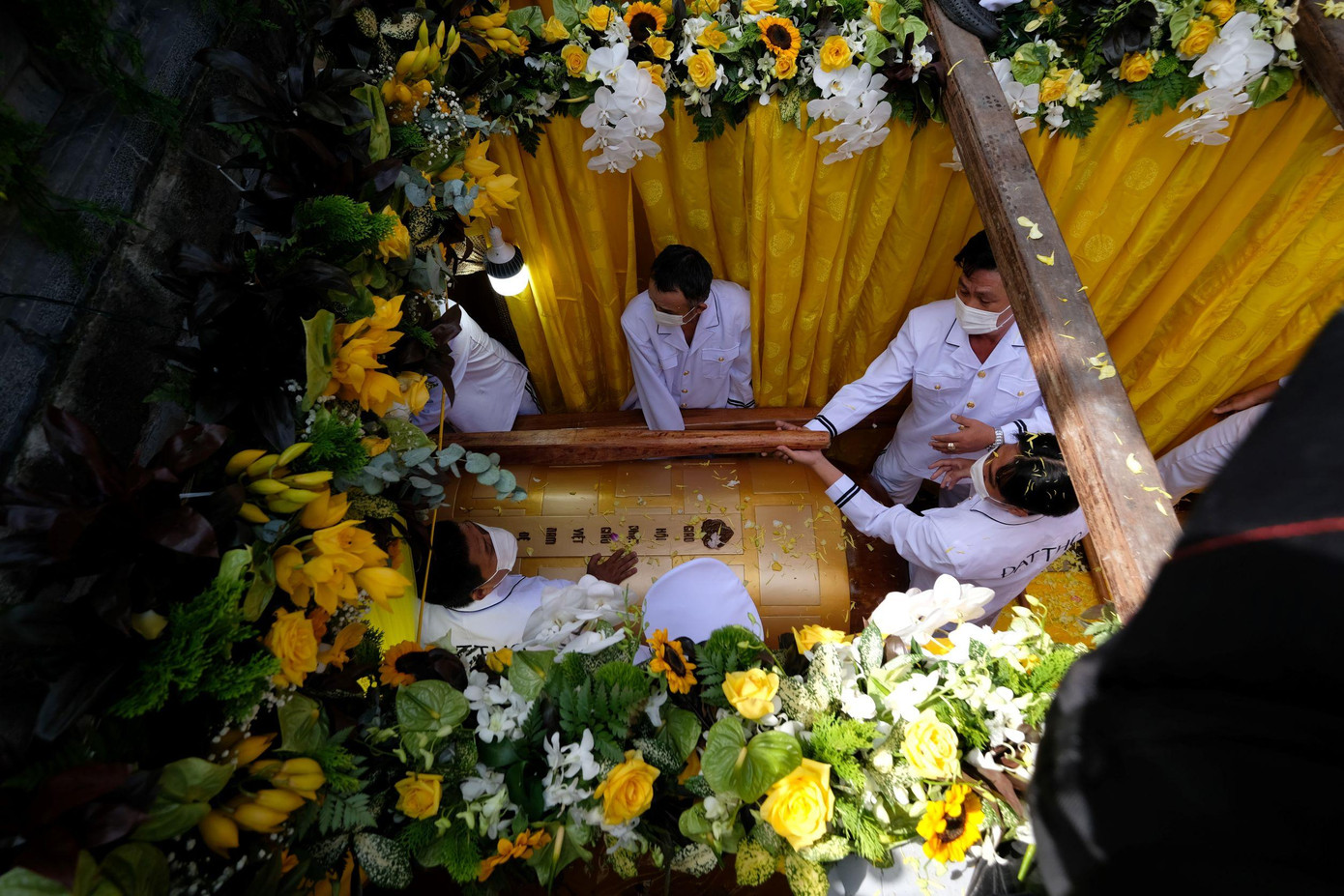 Đưa kim quan của Ngài đặt dưới Bảo tháp