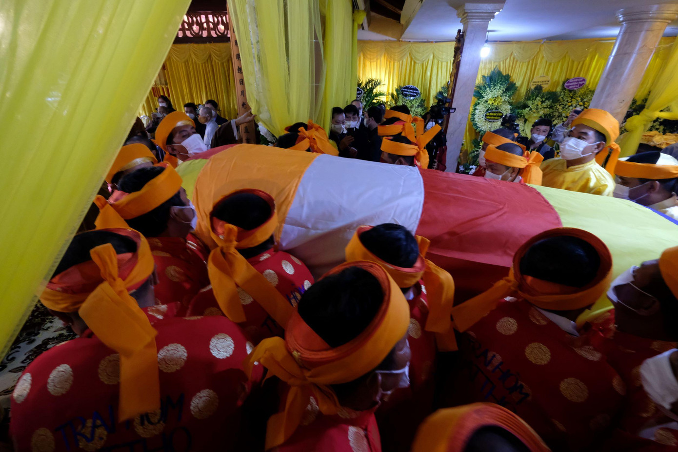 Kim quan của ngài được phủ Phật kỳ