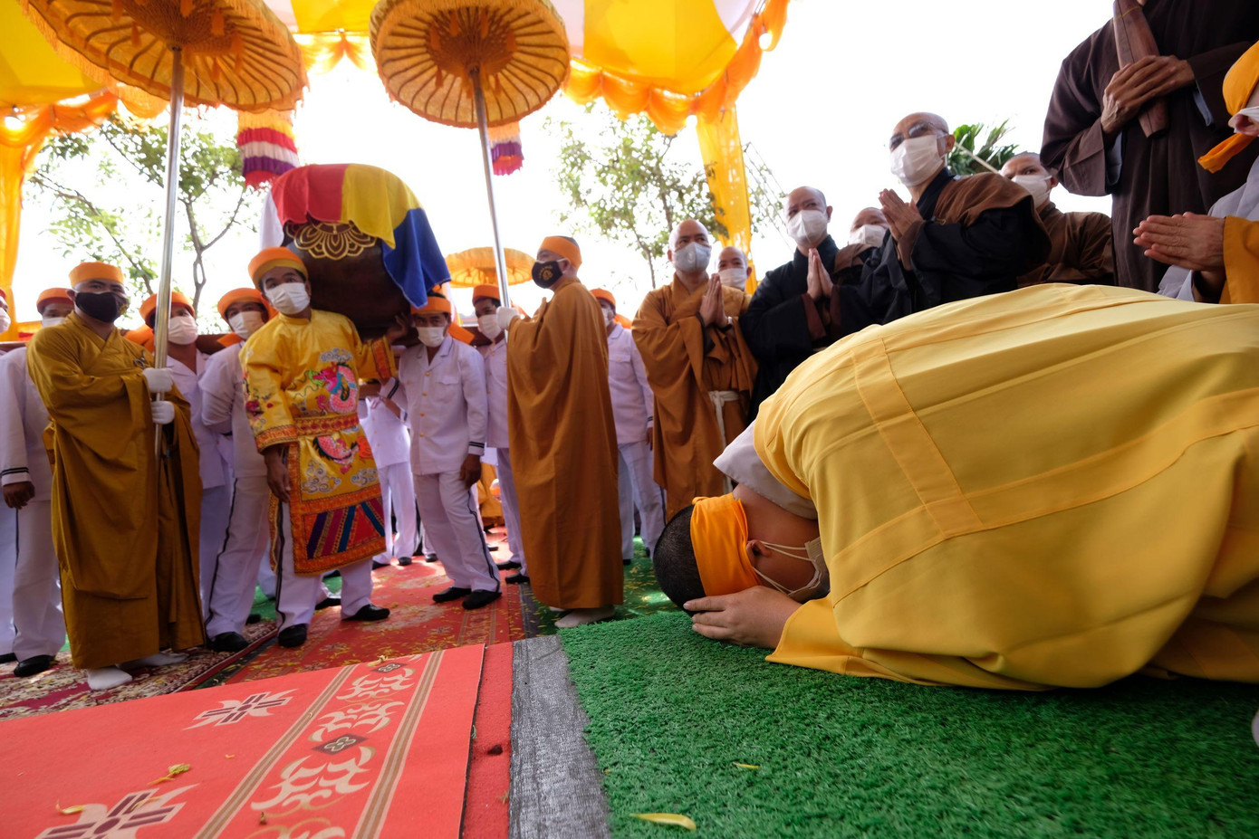 Cung nghinh kim quan trước cửa Bảo tháp trong khuôn viên tổ đình Viên Minh