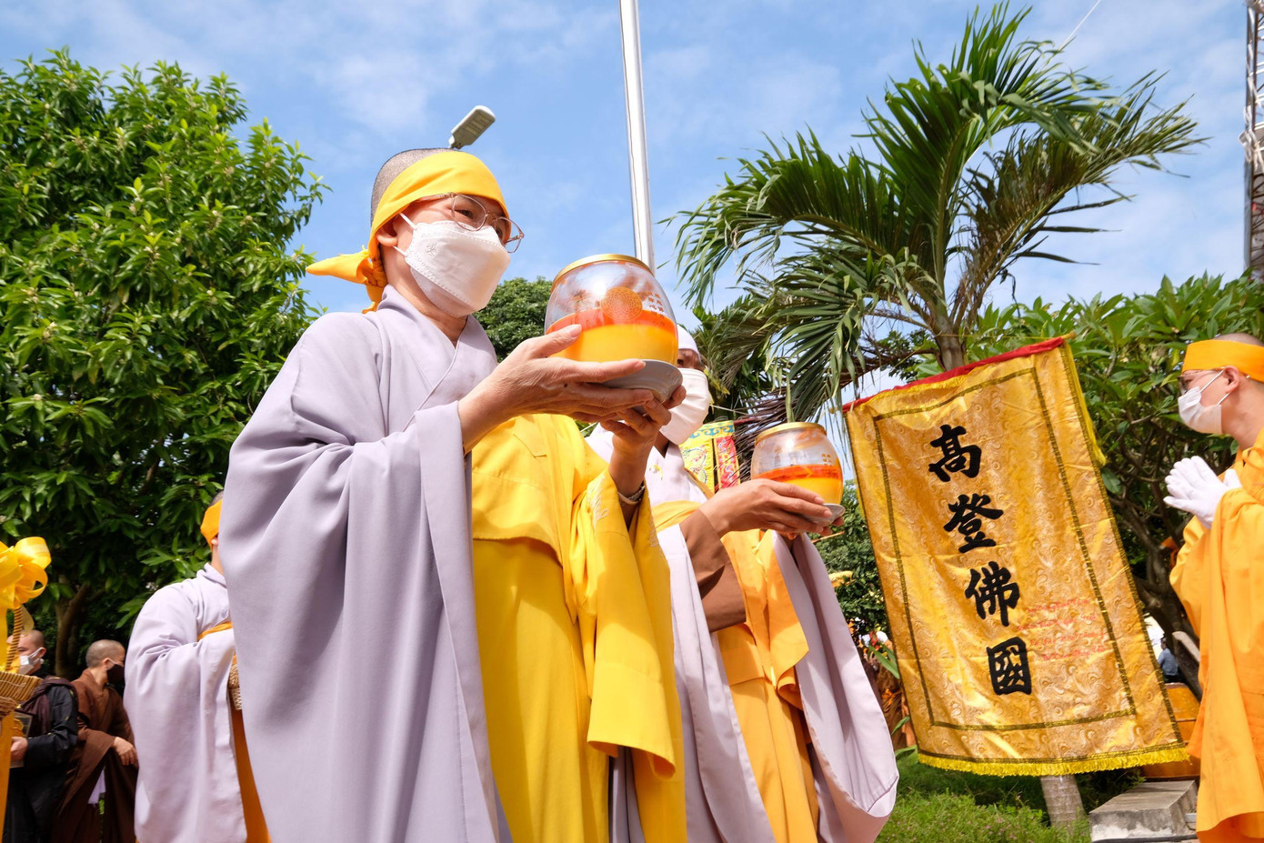 Tăng, ni, phật tử tiễn Đức Pháp chủ tới miền cực lạc