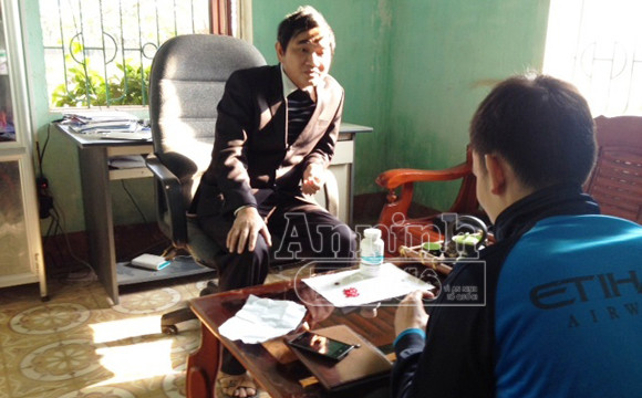 Ông Nguyễn Văn Dục – Trạm trưởng Trạm y tế xã Cẩm Trung trao đổi với PV về sự cố hy hữu xảy ra. Ông Nguyễn Văn Dục – Trạm trưởng Trạm y tế xã Cẩm Trung trao đổi với PV về sự cố hy hữu xảy ra